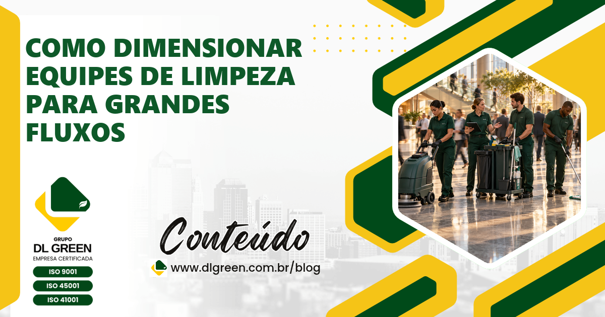 Equipe de limpeza em um ambiente corporativo de grande circulação