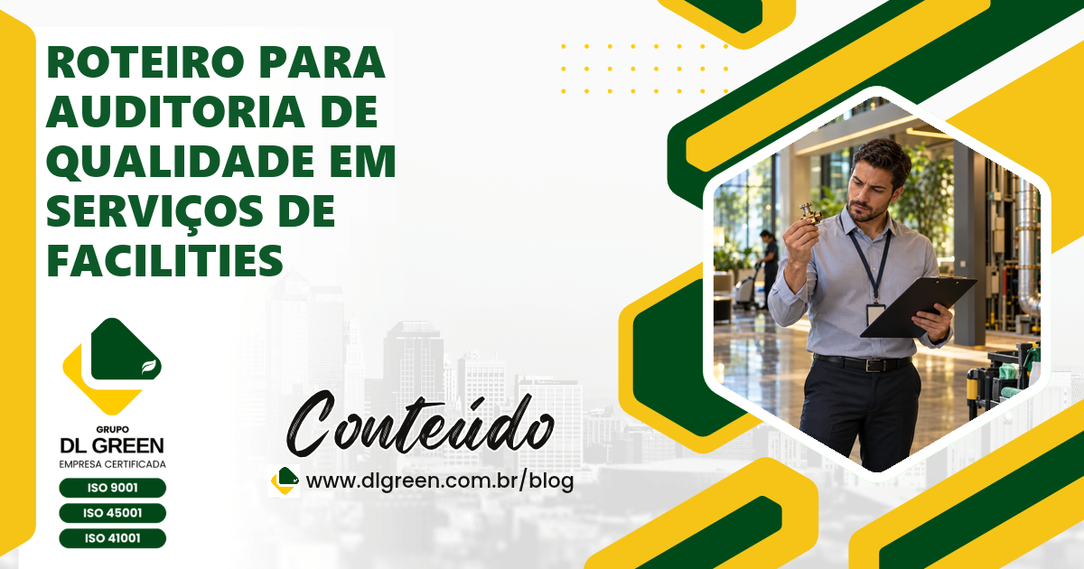Gestor com prancheta fazendo auditoria de qualidade em um corredor de edifício corporativo limpo e organizado